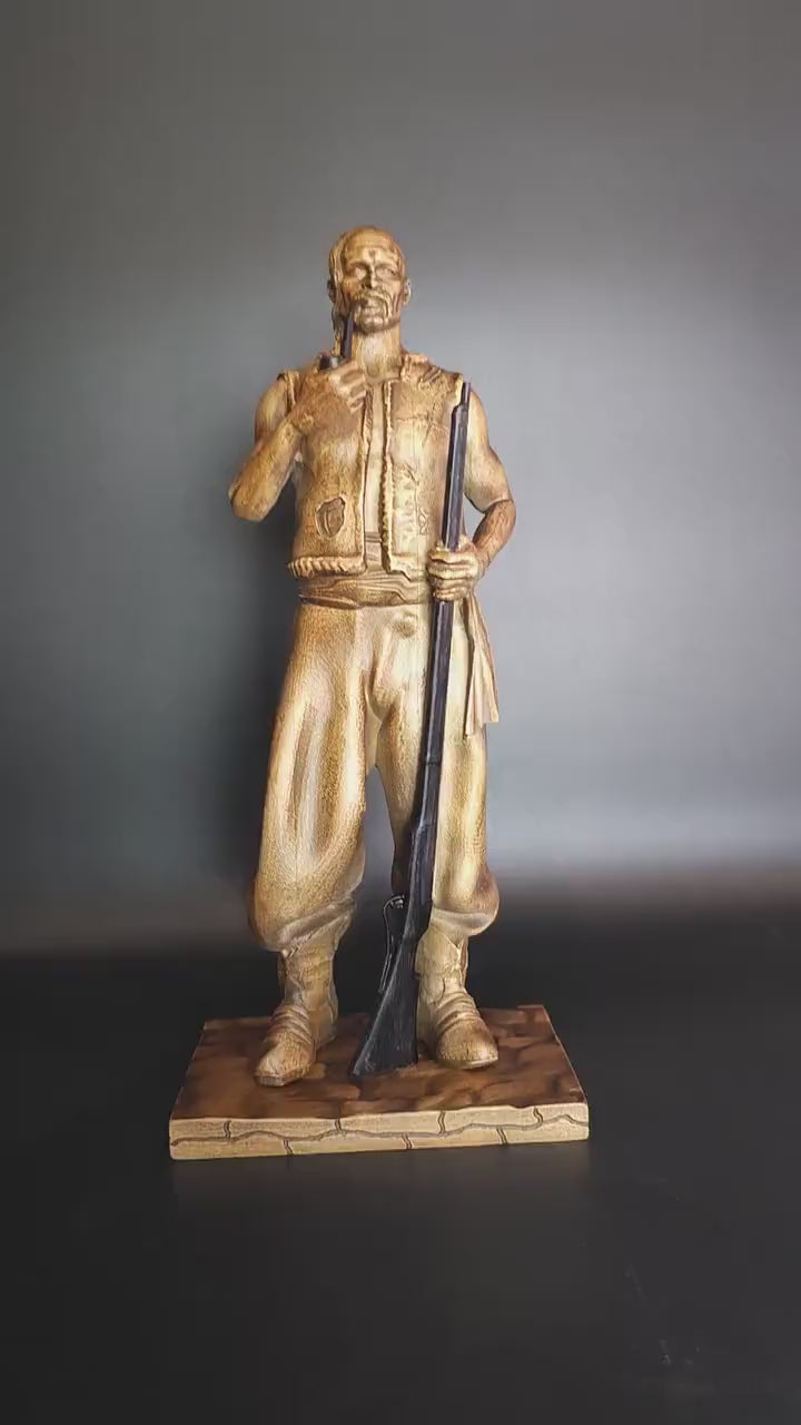 Statuette cossack with tobacco pipe, Wooden boockshelf decor, Wooden figurine, Wood carving sculpture, Ukrainian cossack